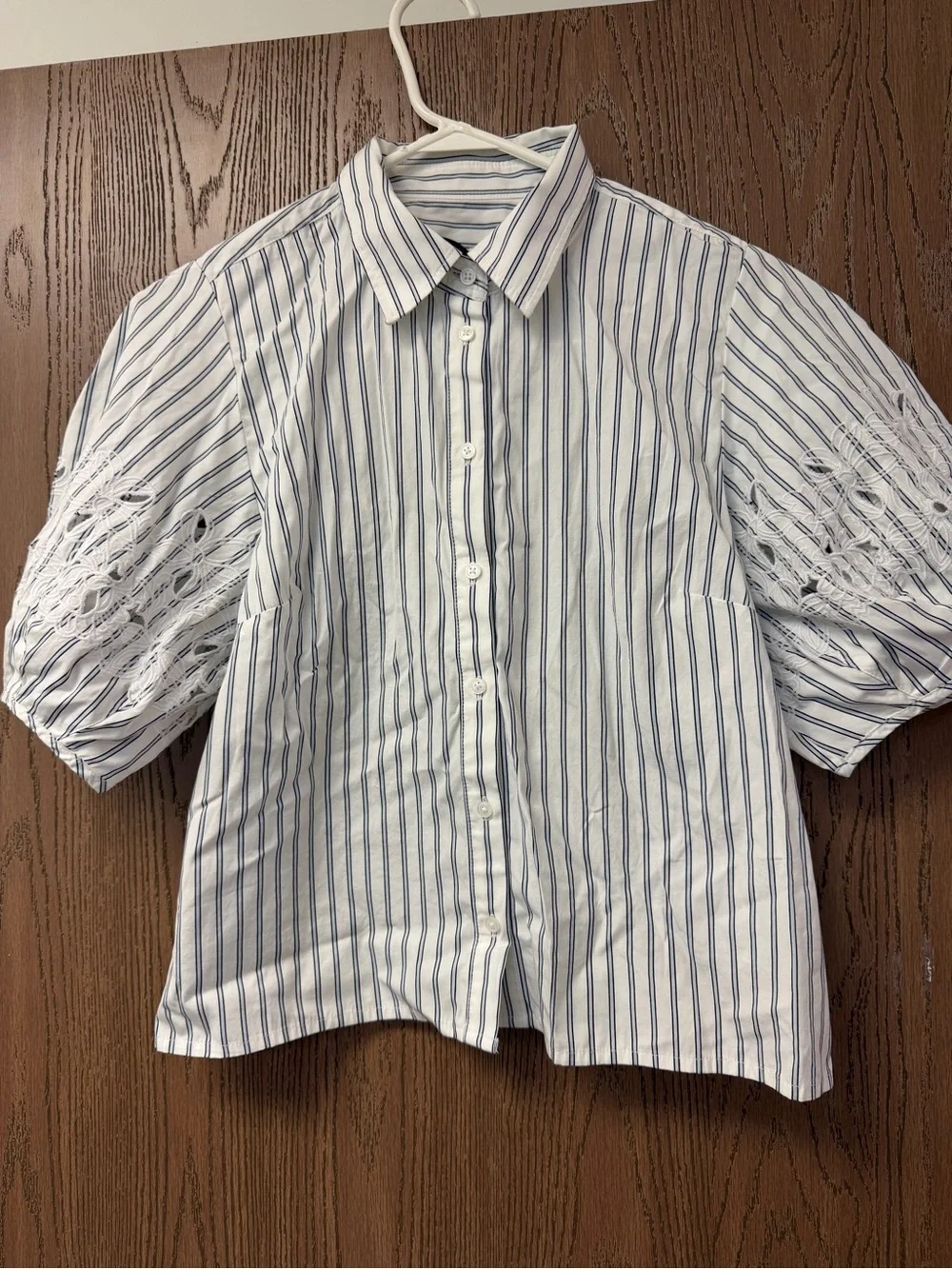 J CREW SIZE 8 Eyelet puff-sleeve shirt in striped cotton poplin CT095